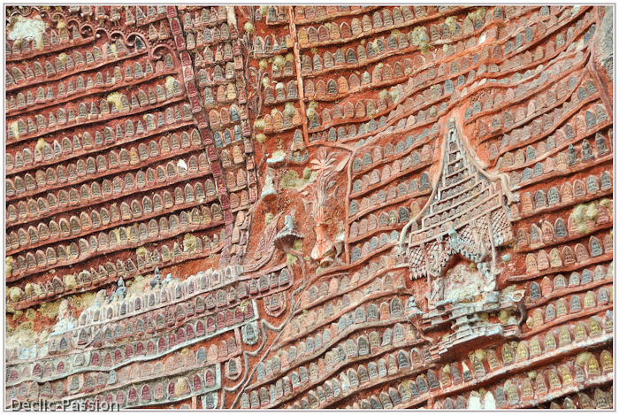 Une multitude de bouddhas miniatures tapissent les murs