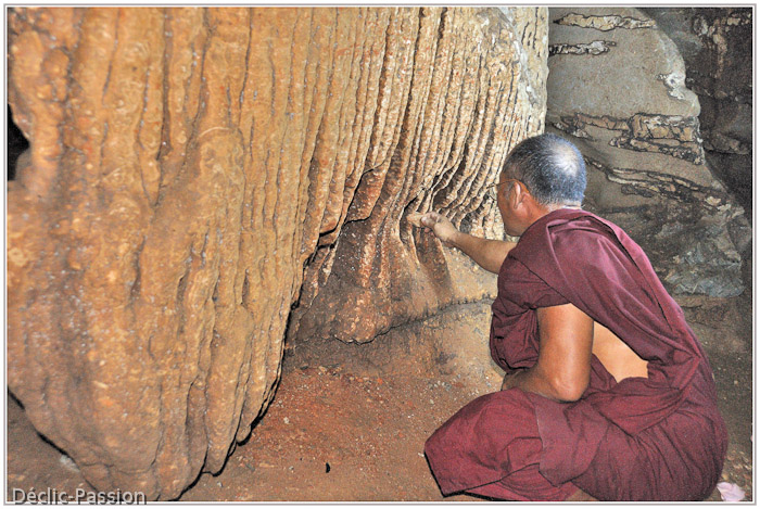 Ce moine joue des percussions en faisant résonner les stalactites