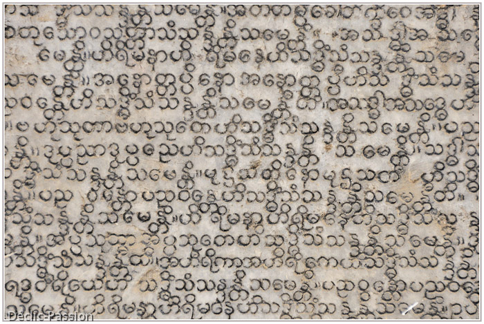 Sur 729 tablettes de pierre sont gravées toutes les tripitaka. C'est le plus grand livre ouvert du monde !