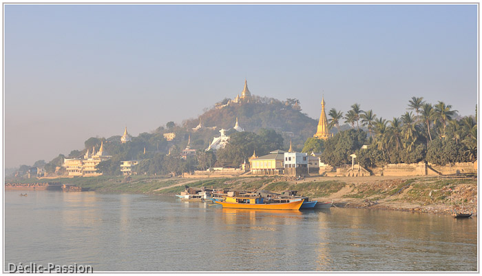 D'innombrables stûpas, pagodes, statues jalonnent le fleuve