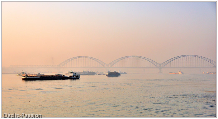L'Irrawaddy prend sa source en Chine. Il se jette, 2170 km plus loin, dans la mer d'Andaman au sud de Yangon