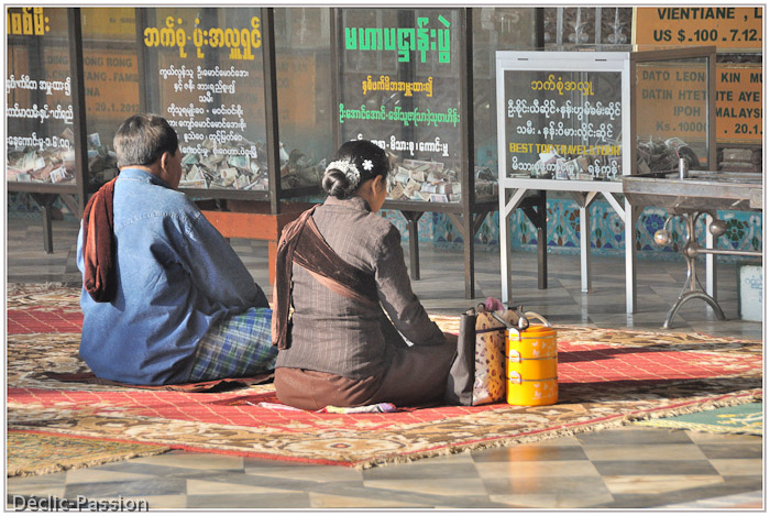 Recueillement devant le bouddha couché de...