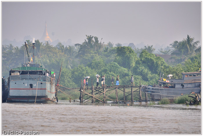 Mawlamyine est dominée par une ligne de collines aux versants luxuriants, aux sommets piqués de pagodes et de flèches dorées des stûpas