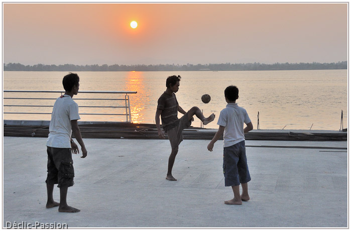 Au coucher du soleil, l'incontournable partie de chinlon