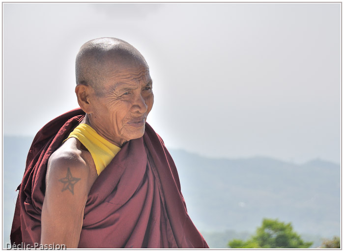 Les rochers tiennent en équilibre grâce à un cheveu (bien placé) de Bouddha
