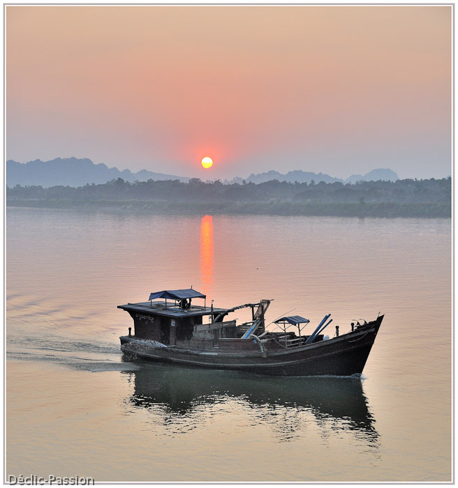 Coucher de soleil sur le fleuve Salouen depuis Hpa-an
