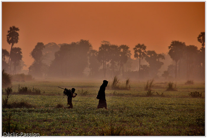 Au petit matin, le chasseur et son porteur