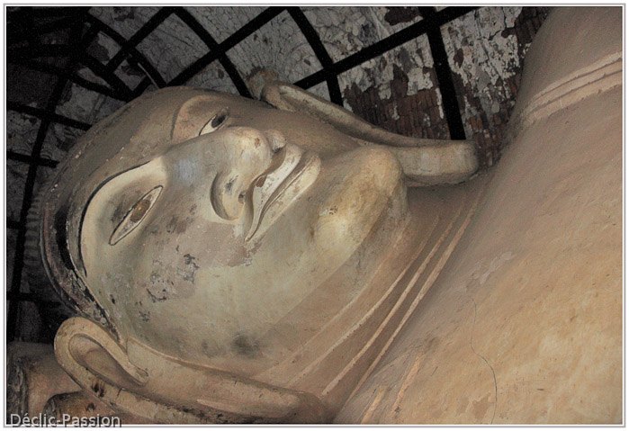 Au pied de cette pagode, un long bâtiment de brique, le Shinbinthalyaung, abrite un bouddha couché de 18 m de long. Assez ancien (XVII-XVIIIè s) mais surtout étonnant, car c'est le seul à Bagan qui ait la tête dirigée vers le sud, point cardinal symbolisant la mort !