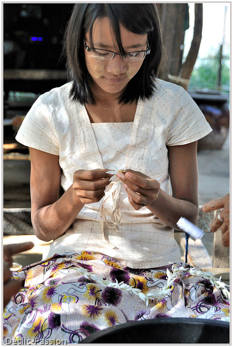 Confection de colliers pour les offrandes