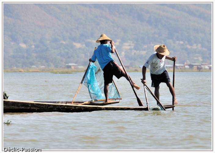 Ces pêcheurs sont devenus célèbres grâce à leur technique pour ramer avec une seule jambe