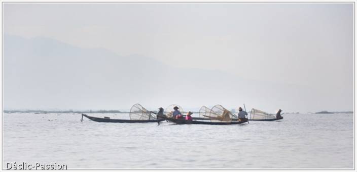 Cette photographie, assez classique du lac Inle, a été prise le matin lorsque les pêcheurs commencent
leur journée