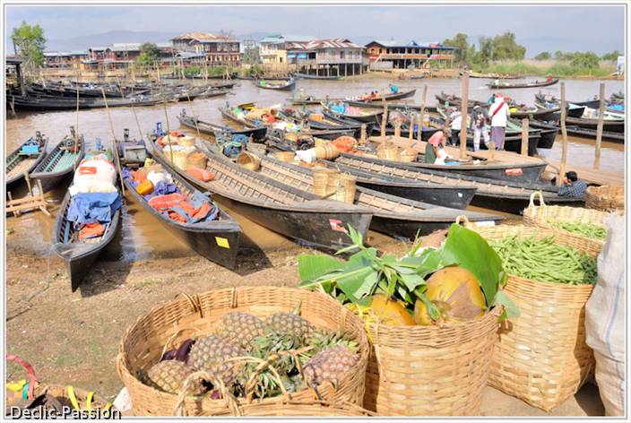 Le marché autour de la pagode Phaung Daw U